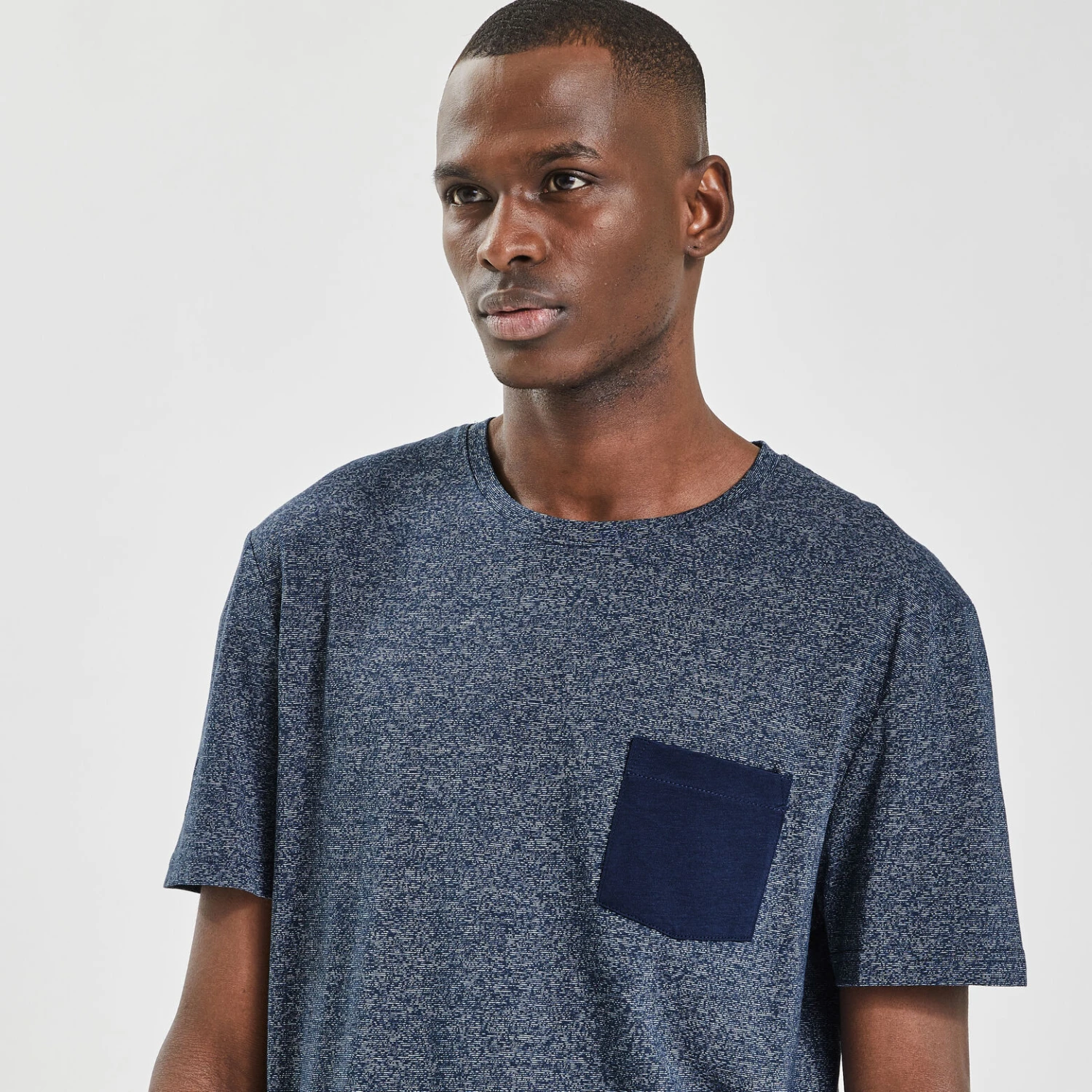 Tee Shirt Matière Fantaisie Poche Contrastée 3 Tee Shirt Matière Fantaisie Poche Contrastée – Image 3