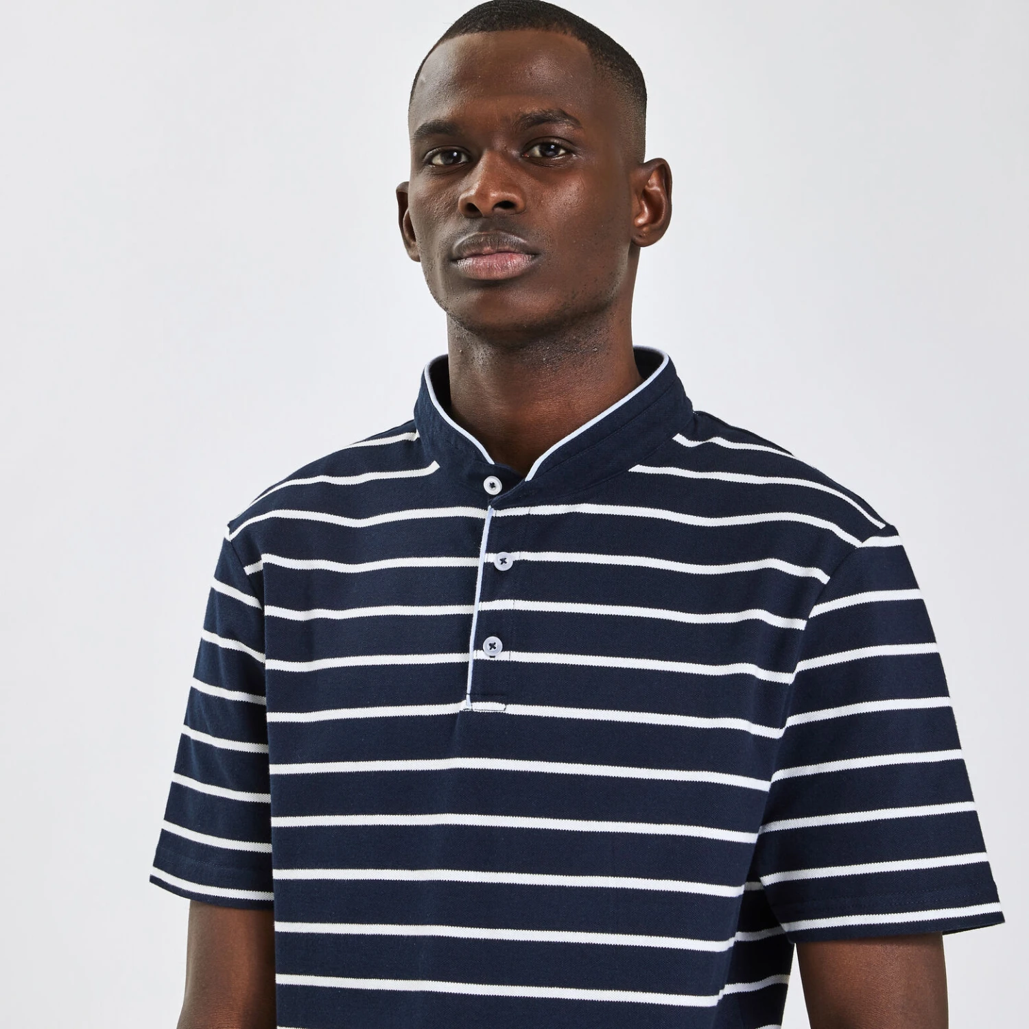 Polo Manches Courtes Marinière Col Mao 3 Polo Manches Courtes Marinière Col Mao – Image 3